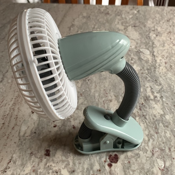 O2COOL Clip On Portable Fan - Picture 4 of 9